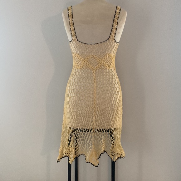Crochet Yellow w/ Black trim dress w/ thin straps & handkerchief hem. Unlined.xs - Picture 5 of 8